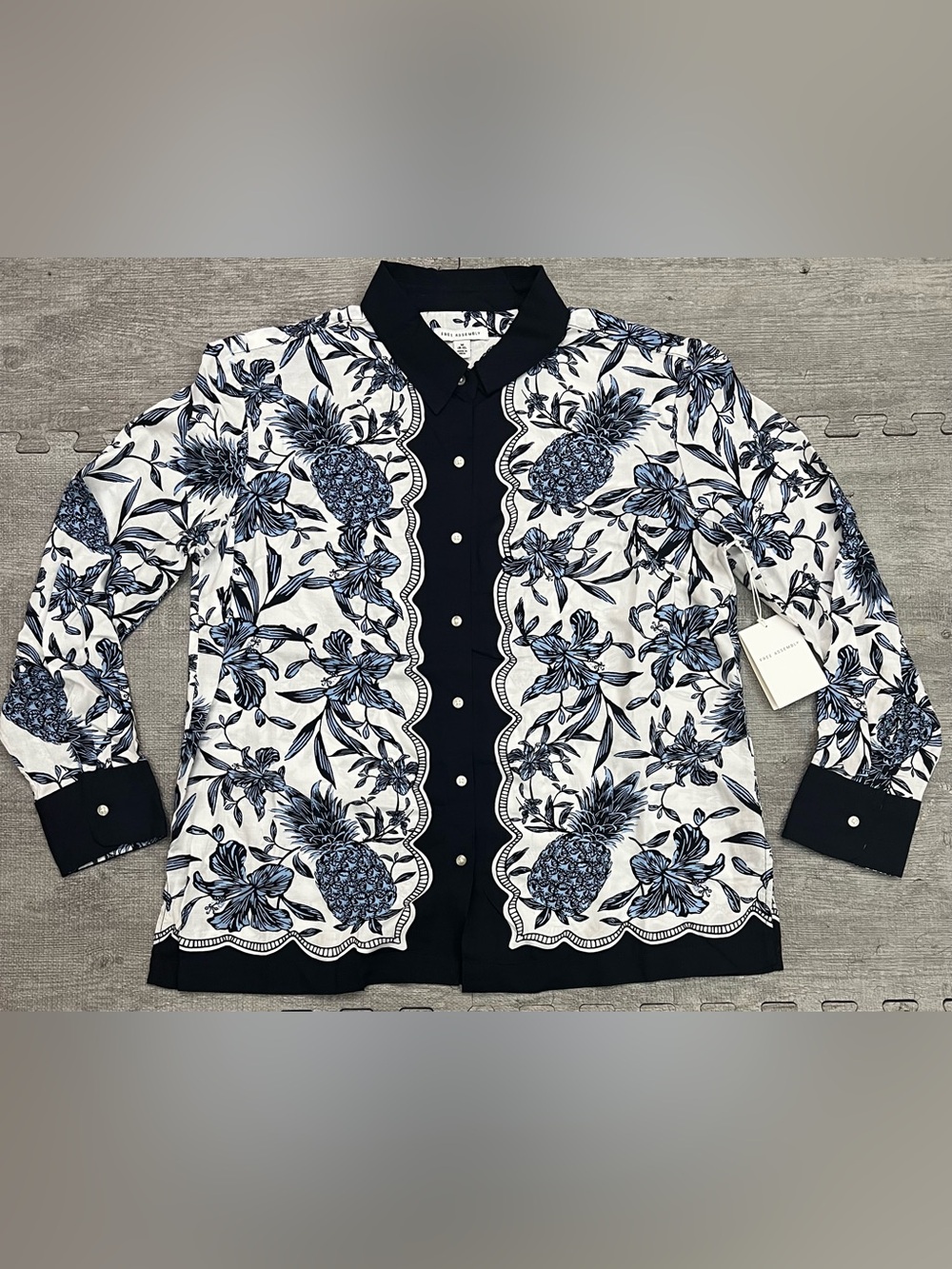 Free Assembly Black White Blue Floral Collared Long Sleeve Button-Up Shirt M